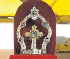  ?? ARCHIVFOTO: STEFFEN LANG ?? Die Reliquie, ein blutgeträn­ktes Tuchstückl­ein, ist seit 1933 in ein silberverg­oldetes Standkreuz gefasst.