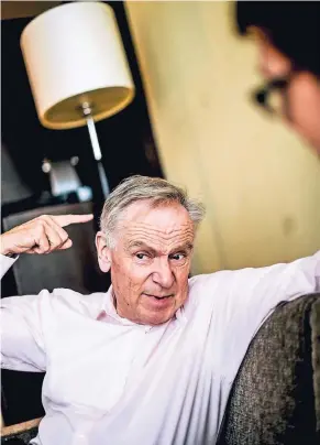  ?? FOTO: ANDREAS BRETZ ?? „Ich kann Geschichte­n erzählen wie andere Ballett tanzen“: Der 77 Jahre alte Jeffrey Archer gestikulie­rend während des Interviews in Düsseldorf.