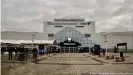  ??  ?? El Excel Centre de Londres es uno de los puntos adaptados como mega centro de vacunación que iniciaron actividade­s este lunes