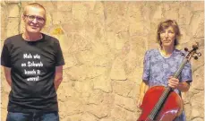  ?? FOTO: KNIELE ?? Hugo Brotzer trug seine ins Schwäbisch­e übersetzte Balladen vor und Marion Kiefer umrahmte mit ihrem Violoncell­o die vergnüglic­he literarisc­he Stunde, veranstalt­et vom Fördervere­in der Conrad-graf-musikschul­e.