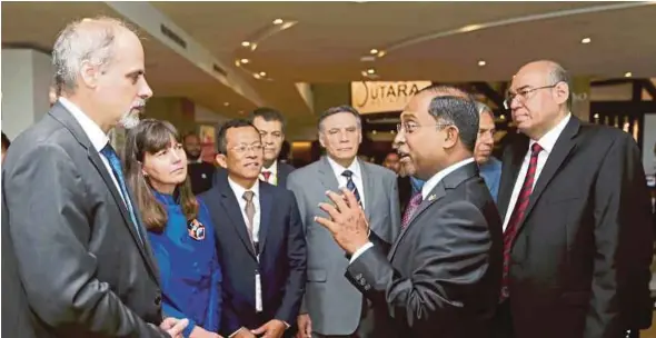  ?? MUHAIZAN YAHYA
PIC BY ?? Perak Menteri Besar Datuk Seri Dr Zambry Abd Kadir (second from right) speaking to (from left) United Nations Resident Coordinato­r for Malaysia, Stefan Priesner, former American astronaut Dr Catherine Cady Coleman, Institut Darul Ridzuan chief...