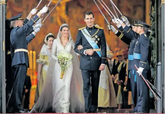  ?? ULY MARTÍN ?? Los príncipes de Asturias pasaban por el arco de sables de los compañeros de promoción de Don Felipe tras la boda.