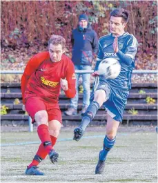  ?? FOTO: ALEXANDER HOTH ?? Florian Albrecht (links) bleibt mit dem SV Beuren nach dem 1:0-Sieg gegen Eschach an Spitzenrei­ter Weingarten dran.