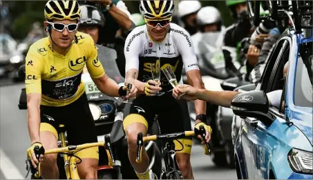  ?? (Photos AFP) ?? Pour la quatrième année consécutiv­e l’équipe Sky boit du champagne sur les Champs.