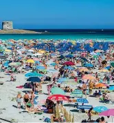  ??  ?? Folla
La spiaggia della Pelosa invasa da turisti