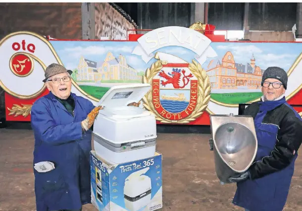  ?? FOTOS: MISERIUS ?? Porta Potti für die Damen und Pissoir für die Herren: Dieter Sacher (li.) und Bernd Wiesjahn bereiten die Wagen für Rosenmonta­g vor.