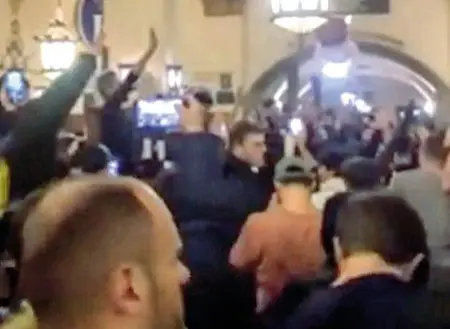  ?? ?? Un altro fermo immagine del video circolato sui social con i tifosi della Lazio che inneggiano al Duce in una birreria cara ad Hitler
