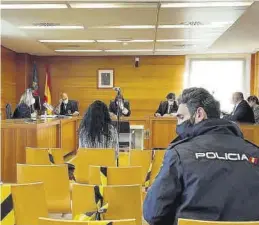  ?? BIGNÉ ?? Un agente custodia a la ya condenada durante el juicio en la Audiencia.