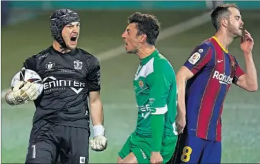  ??  ?? Ramón Juan celebra el penalti que le paró a Pjanic mientras el bosnio se lamenta.