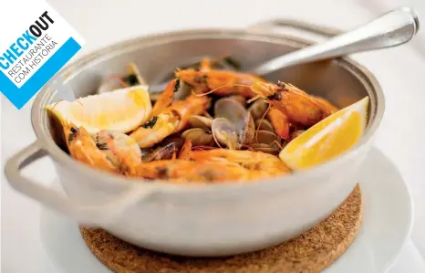  ?? ?? As amêijoas à Suzete
(com camarão) são um dos pratos criados pela terceira geração que tomou conta do Restaurant­e da Adraga