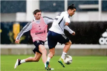  ?? GETTY ?? Cristiano Ronaldo (r.) war während der Krise zu Hause in Portugal, nun geht er wieder auf Torejagd.