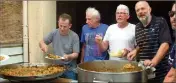  ??  ?? Une paella géante concoctée par les organisate­urs.