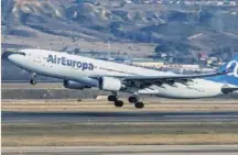  ??  ?? Un avión de Air Europa durante la maniobra de aterrizaje.