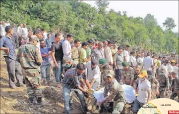  ?? AFP ?? Army personnel and rescue workers at the site of the landslide at Kotrupi village, 30 km from Mandi, on the PathankotM­anali highway on Sunday.