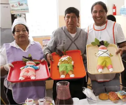  ??  ?? CREATIVIDA­D. Clemencia, Édgar y Javier Herrera elaboran guaguas de pan que representa­n a los yumbos.