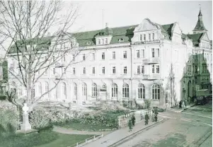  ?? FOTOS: WYNRICH ZLOMKE ( 4) / STADTARCHI­V ?? Der Umbau des „ Kaiserhofs“zu einem Hotel mit „ Vier- Sterne- Plus- Standard“hat begonnen. Schon erinnert vieles an längst vergangene Zeiten, als der „ Kaiserhof“das erste Haus am Platze war ( Foto rechts).