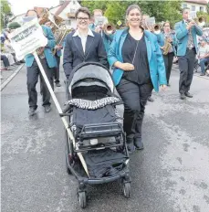  ??  ?? Esther Kramer (rechts), Dirigentin der Krauchenwi­eser Musikkapel­le, ist erst vor wenigen Wochen Mutter geworden. Sowohl Sternmarsc­h als auch Festzug lässt sie sich dennoch nicht entgehen.