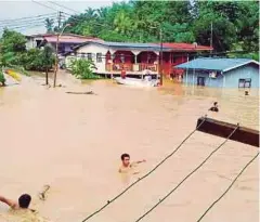  ??  ?? BEBERAPA lokasi di Kampung Pasir Putih di Tawau ditenggela­mi banjir kilat.