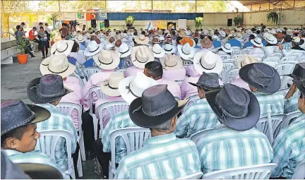  ?? VALENTINA ENCALADA / EXPRESO ?? Reunión. Autoridade­s de los ministerio­s del Interior y de Agricultur­a y Ganadería recibieron la queja de decenas de ganaderos de la región Costa.