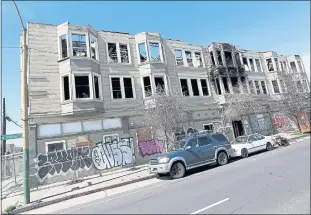  ?? JANE TYSKA — STAFF ARCHIVES ?? Constructi­on continues on a building at 2551San Pablo Avenue in Oakland. Hill says his legislatio­n would “address the accountabi­lity gap.”