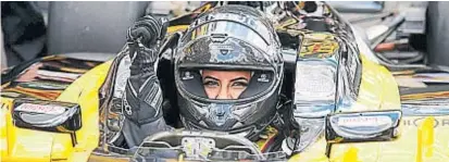  ?? (@ASEEL_ALHAMAD) ?? Arriba de un F1. Aseel al-Hamad así celebró que las mujeres sauditas puedan manejar en su país.