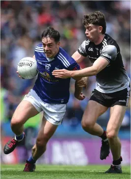  ?? SPORTSFILE ?? Total commitment: Gerard Smith of Cavan takes on Luke Towey of Sligo at Croke Park yesterday