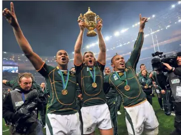  ?? (Photo AFP) ?? J.-P. Pietersen, Percy Montgomery et Bryan Habana à l’occasion de leur titre de champion du monde en . Si Pietersen devait signer à Toulon, il arriverait en pays conquis...