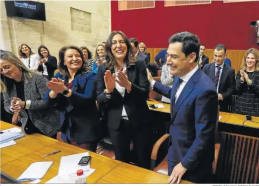  ?? REPORTAJE GRÁFICO: ANTONIO PIZARRO ?? Juanma Moreno es aplaudido por su grupo al terminar su discurso de investidur­a.