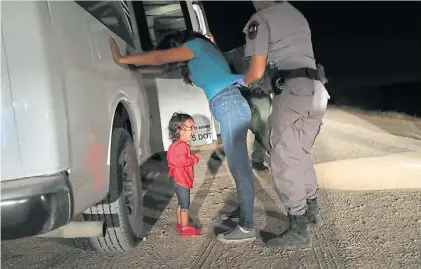  ?? AFP ?? Requisa. Un guardia de EE.UU. en la frontera con México revisa a una mujer con su hija de dos años.