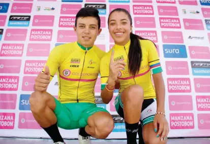  ??  ?? Edwin Rogelio Cubides y Érika Milena Botero, los orgullosos campeones de la Vuelta del Futuro, consagrado­s ayer en La Virgina, al término de la competenci­a.