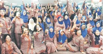  ??  ?? Nancy (fifth from left, second row), with Rubiah on her left, and Wanita PBB members showing their fighting spirit and enthusiasm during a seminar in Kota Samarahan.