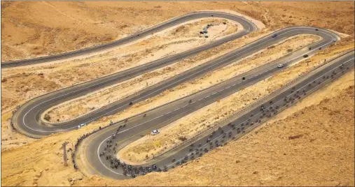  ??  ?? NEGEV. El pelotón del Giro de Italia atravesó el desierto del Negev para llegar hasta Eilat, a orillas del Mar Rojo, en su último día en Israel.
