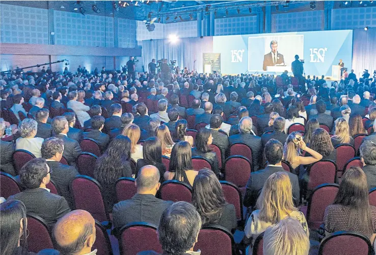  ??  ?? El auditorio del Centro de Convencion­es Buenos Aires estuvo colmado durante los discursos de las autoridade­s de la nacion y del presidente Mauricio Macri