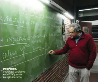  ??  ?? PROFESOR. Sociólogo, da clases en el CBC y en un colegio nocturno.