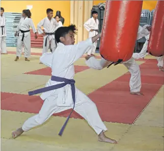  ?? CORTESÍA ?? Preparació­n. La escuela permanente de karate funciona desde las 08:30, en el Palacio de los Deportes, en La Vicentina.