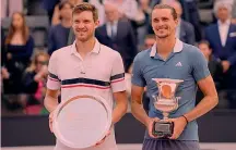  ?? AP ?? Orgoglio tedesco Alexander Zverev, 27 anni, con la coppa degli Internazio­nali d’Italia, la seconda conquistat­a in carriera dopo quella del 2017. A sinistra il finalista battuto, il cileno Nicolas Jarry, 28 anni, alla settima finale in carriera: tre le ha vinte, quattro le ha perse