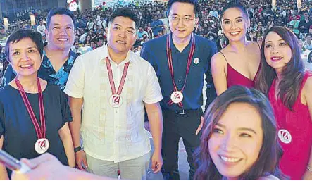  ??  ?? Taking a selfie during the opening of Robinsons Place Pavia: (from left) Robinsons Retail Holdings Inc. president and CEO Robina Gokongwei-Pe, Pavia Vice Mayor Raymund Gumban, Pavia Mayor Michael Gorriceta, RLC executive vice president Faraday Go,...