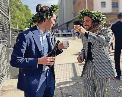  ?? Foto: privat ?? Giulio (l.) und Marco stoßen auf ihren Universitä­tsabschlus­s an. Der Lorbeerkra­nz gehört typischerw­eise dazu.