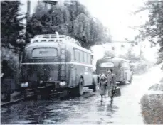  ?? FOTO: LANDRATSAM­T ?? Graue Busse brachten die Opfer nach Grafeneck. Diese Aufnahme wurde 1940 heimlich von einem Grafeneck-Mitarbeite­r gemacht.