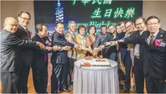  ??  ?? Hung (seventh from left), with VIP guests at the cake-cutting ceremony to mark the Republic of China's 107th National Day in Kuala Lumpur last night.