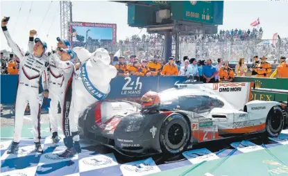  ??  ?? Timo Bernhard, Earl Bamber y Brendon Hartley, en la celebració­n