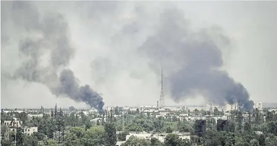  ?? AFP ?? Bombardeos. El humo se eleva sobre la ciudad de Severodone­tsk durante los continuos ataques de la artillería rusa en el oriente de Ucrania.