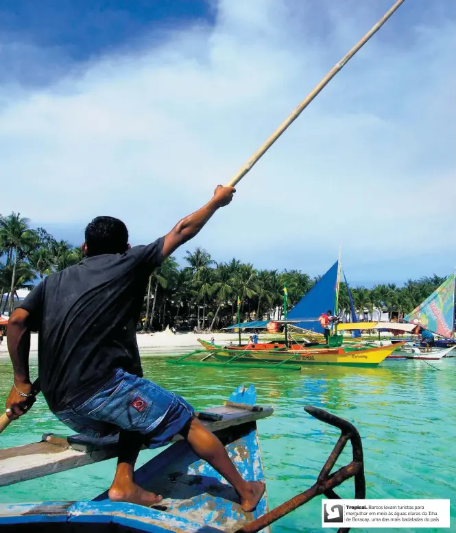  ?? JEZ AZNAR/NYT ?? Tropical. Barcos levam turistas para mergulhar em meio às águas claras da Ilha de Boracay, uma das mais badaladas do país