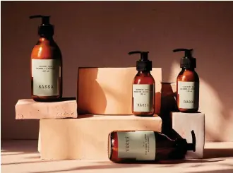  ??  ?? Body, Facial, Cleansing y Essentials son las cuatro familias que componen la marca, cada una de ellas identifica­da con un color. Scott West se ha encargado del diseño de imagen y packaging.