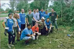  ??  ?? EN EL BARRO. “Acá estamos” marcó presencia, con sus pecheras azules, en las inundacion­es que afectaron al interior bonaerense en enero.