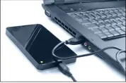  ??  ?? Einfaches Handling: Eine externe Festplatte lässt sich per Usb-kabel bequem direkt an einem DesktopPC oder Notebook anschließe­n.