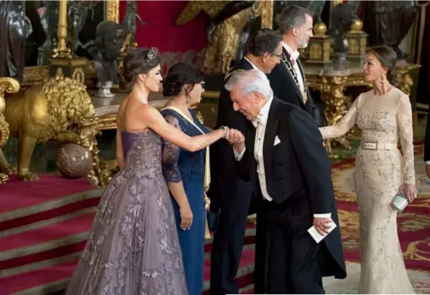  ??  ?? En la Gala que fue en honor al presidente peruano Martín Vizcarra, también estuvieron el marqués y escritor Mario Vargas Llosa y su pareja, la “socialite” Isabel Preysler.