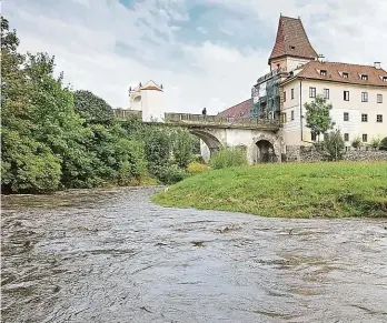  ?? Foto: Petr Lundák, Marek Podhora, MAFRA ?? Stav sucha platí prakticky na všech řekách v Česku. Říčka Polečnice u Budějovick­é brány v Českém Krumlově vlevo letos 3. srpna, vpravo loni 11. srpna.