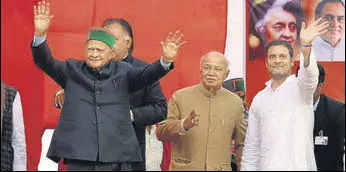  ?? SHYAM SHARMA/HT ?? Congress vicepresid­ent Rahul Gandhi, Himachal CM Virbhdra Singh and senior Congress leader Sushil Kumar Shinde at a rally in Nagrota Bagwan near Dharamshal­a on Monday.