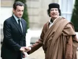  ?? FRANCOIS MORI/AP ?? JABAT TANGAN: Nicolas Sarkozy (kiri) saat bertemu dengan Khadafi pada 2007. wancara dengan koran berbahasa Prancis, Le Monde, kemarin. Kabarnya, polisi punya bukti kuat untuk menjatuhka­n dakwaan kepada Sarkozy. Itu bakal menjadi kasus hukum kedua...